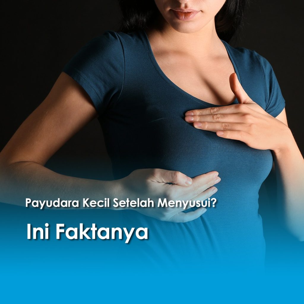 Seorang wanita menyentuh area payudaranya sambil mengenakan kaus biru, dengan teks “Payudara Kecil Setelah Menyusui? Ini Faktanya” di bagian bawah gambar.