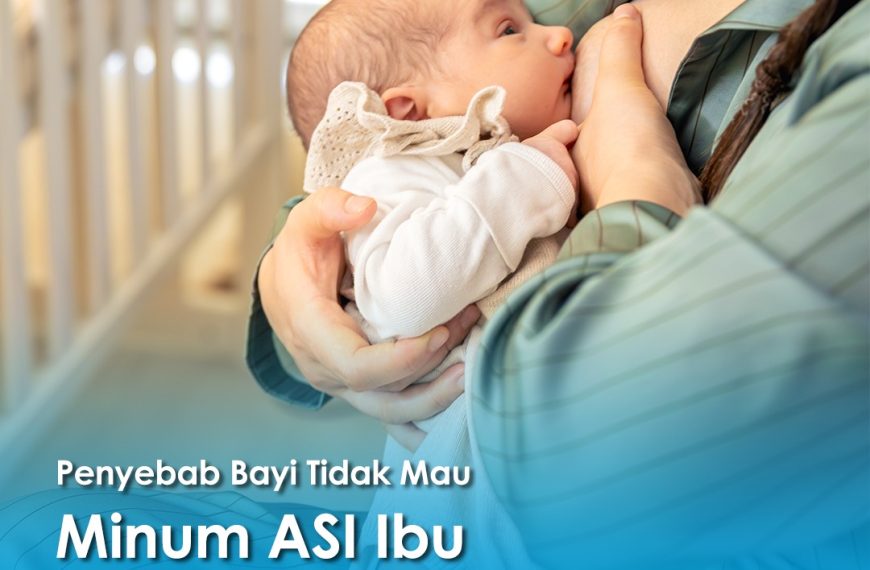 Seorang ibu menyusui bayinya yang baru lahir sambil menggendongnya dengan lembut. Teks dalam gambar berbunyi “Penyebab Bayi Tidak Mau Minum ASI Ibu”.