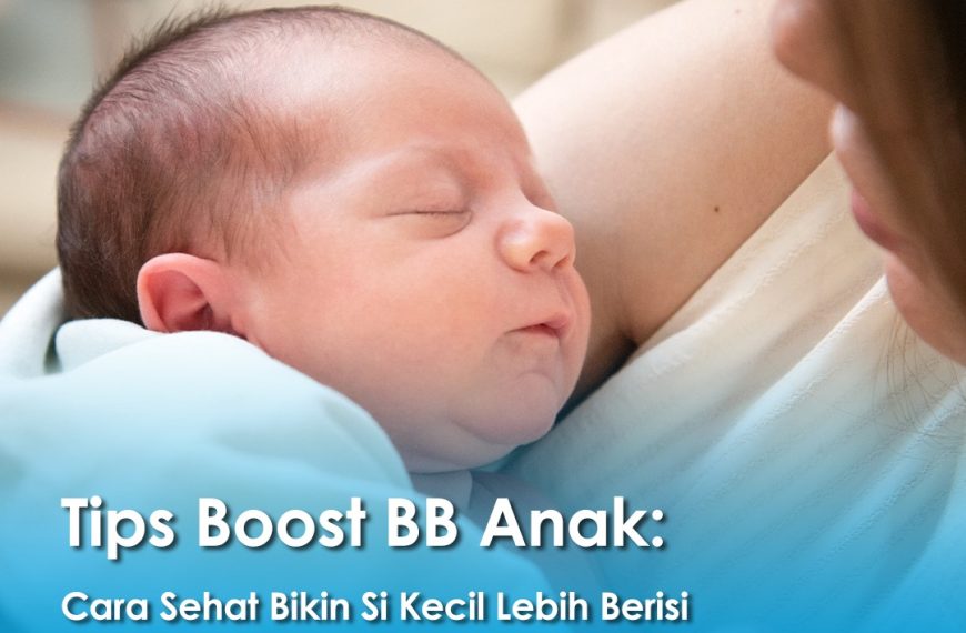 Bayi sedang tidur pulas dalam pelukan ibunya, dengan teks bertuliskan "Tips Boost BB Anak: Cara Sehat Bikin Si Kecil Lebih Berisi" di bagian bawah gambar.