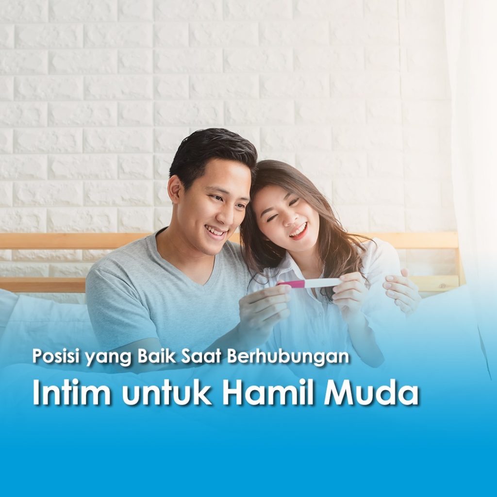 Pasangan muda tersenyum memegang tes kehamilan positif, ilustrasi untuk edukasi posisi yang baik saat berhubungan intim untuk hamil muda.