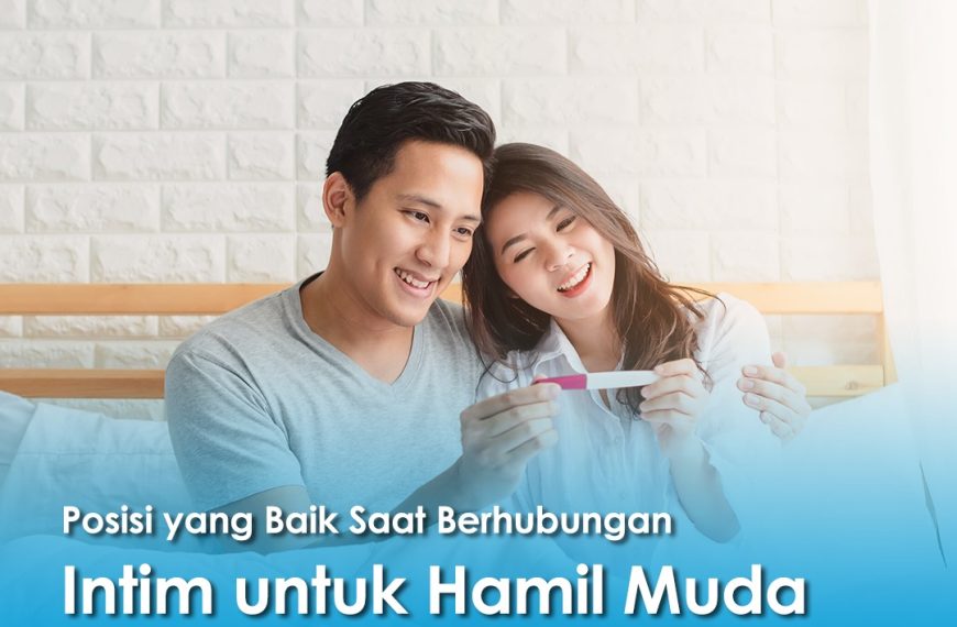 Pasangan muda tersenyum memegang tes kehamilan positif, ilustrasi untuk edukasi posisi yang baik saat berhubungan intim untuk hamil muda.
