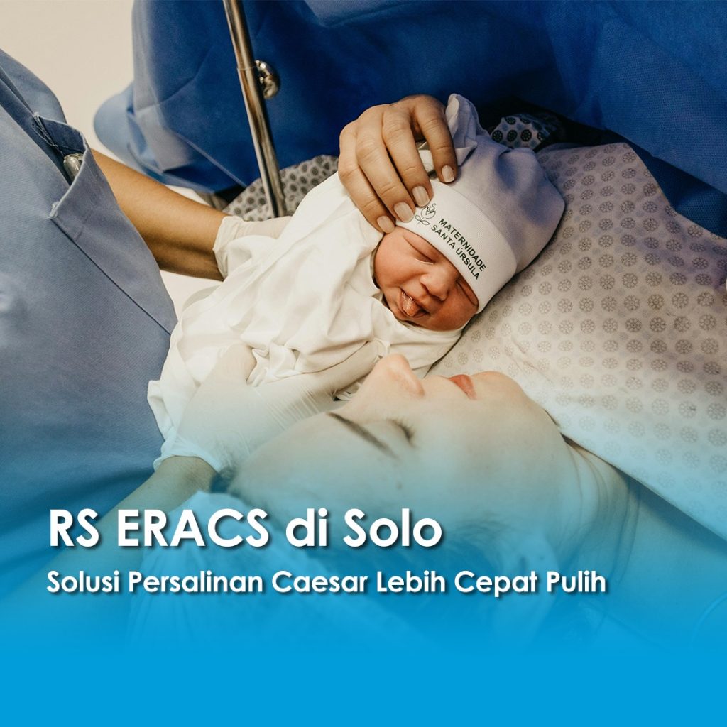 Seorang ibu yang baru melahirkan melalui operasi caesar sedang menyentuh bayinya yang baru lahir di ruang operasi, dengan tulisan “RS ERACS di Solo – Solusi Persalinan Caesar Lebih Cepat Pulih” di bagian bawah gambar.