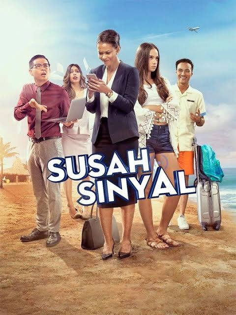 Poster film Susah Sinyal menampilkan lima karakter utama berdiri di tepi pantai. Seorang wanita karier terlihat fokus pada ponselnya, sementara gadis remaja di sebelahnya tampak kesal. Di belakang mereka, tampak pria-pria dengan ekspresi lucu. Latar menunjukkan suasana liburan dengan langit biru, pesawat terbang, dan koper di sisi kanan. Judul "Susah Sinyal" ditampilkan besar di bagian bawah.
