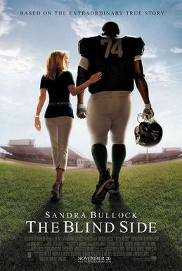 Poster film The Blind Side menampilkan seorang wanita berambut pirang (Leigh Anne) berjalan berdampingan dengan pemain football berbadan besar yang mengenakan jersey nomor 74, di tengah lapangan stadion. Di atasnya tertulis: "Based on the extraordinary true story". Nama Sandra Bullock tercantum sebagai pemeran utama.