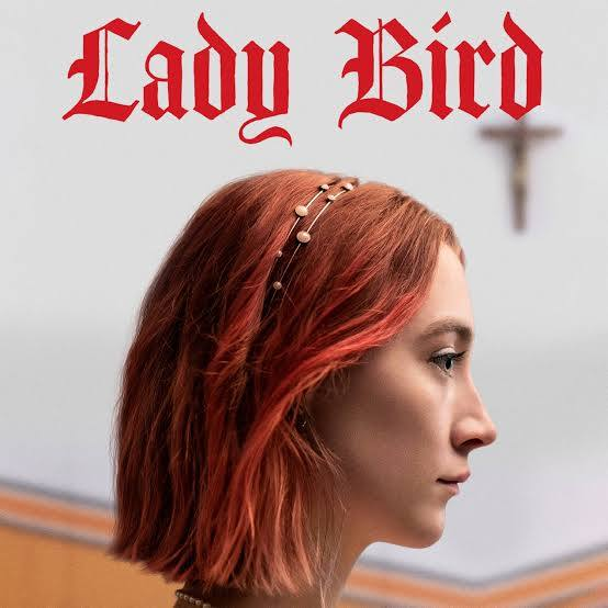 Poster film Lady Bird menampilkan profil samping seorang remaja perempuan berambut merah dengan hiasan jepit mutiara, menghadap ke kanan. Di atasnya terdapat judul "Lady Bird" dengan huruf gotik merah mencolok. Di latar belakang tampak dinding putih dan salib kayu yang menggantung, mencerminkan nuansa sekolah Katolik.