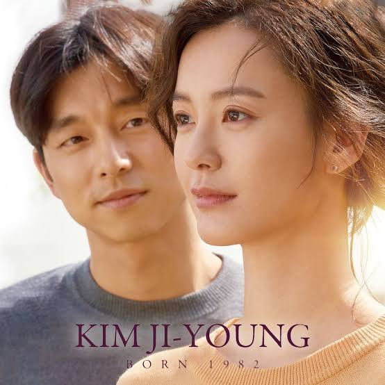 Poster film Kim Ji-Young, Born 1982 menampilkan seorang wanita muda dengan ekspresi tenang menatap ke kejauhan, sementara seorang pria berdiri di belakangnya dengan pandangan lembut. Judul film tertulis di bagian bawah dengan font elegan. Nuansa hangat dan pencahayaan lembut mencerminkan suasana emosional dan reflektif.