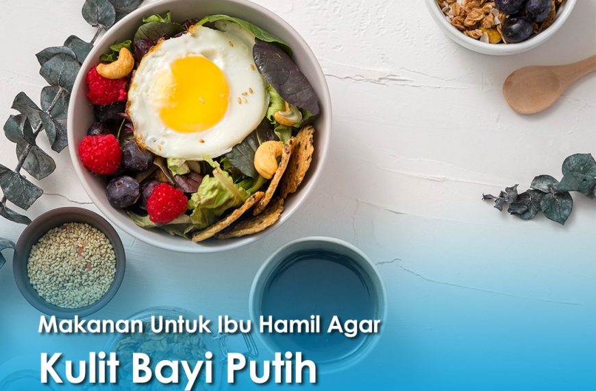 Semangkuk makanan sehat berisi telur mata sapi, sayuran hijau, buah beri, kacang-kacangan dan granola — contoh makanan untuk ibu hamil agar kulit bayi sehat dan cerah.