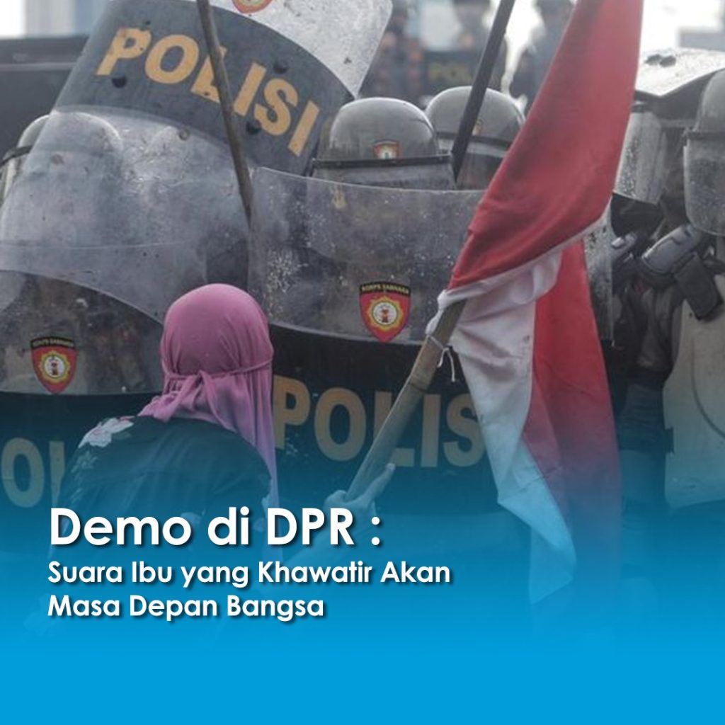 Seorang peserta aksi dengan kain penutup kepala berwarna merah muda membawa bendera merah putih di depan barisan polisi berperisai saat demo di DPR.