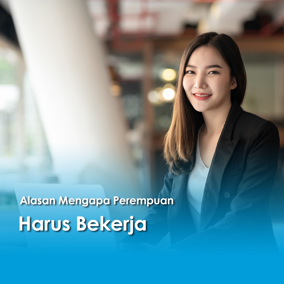 Seorang perempuan muda mengenakan blazer hitam dan tersenyum percaya diri di tempat kerja, menggambarkan kemandirian dan profesionalisme.
