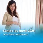 Seorang ibu hamil tersenyum sambil memegang perutnya, mengenakan kardigan krem dan kaus putih, dengan latar jendela terang. Teks di gambar bertuliskan “Bansos Ibu Hamil 2025: Syarat, Besaran, dan Cara Cek.”