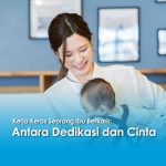 Seorang ibu berkarir tersenyum sambil menggendong bayinya di tempat kerja, mencerminkan kerja keras seorang ibu berkarir antara dedikasi dan cinta.