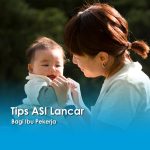 Seorang ibu pekerja menggendong bayinya dengan penuh kasih di bawah sinar matahari, mencerminkan makna Tips ASI lancar bagi ibu pekerja yang ingin tetap memberi ASI meski sibuk bekerja.