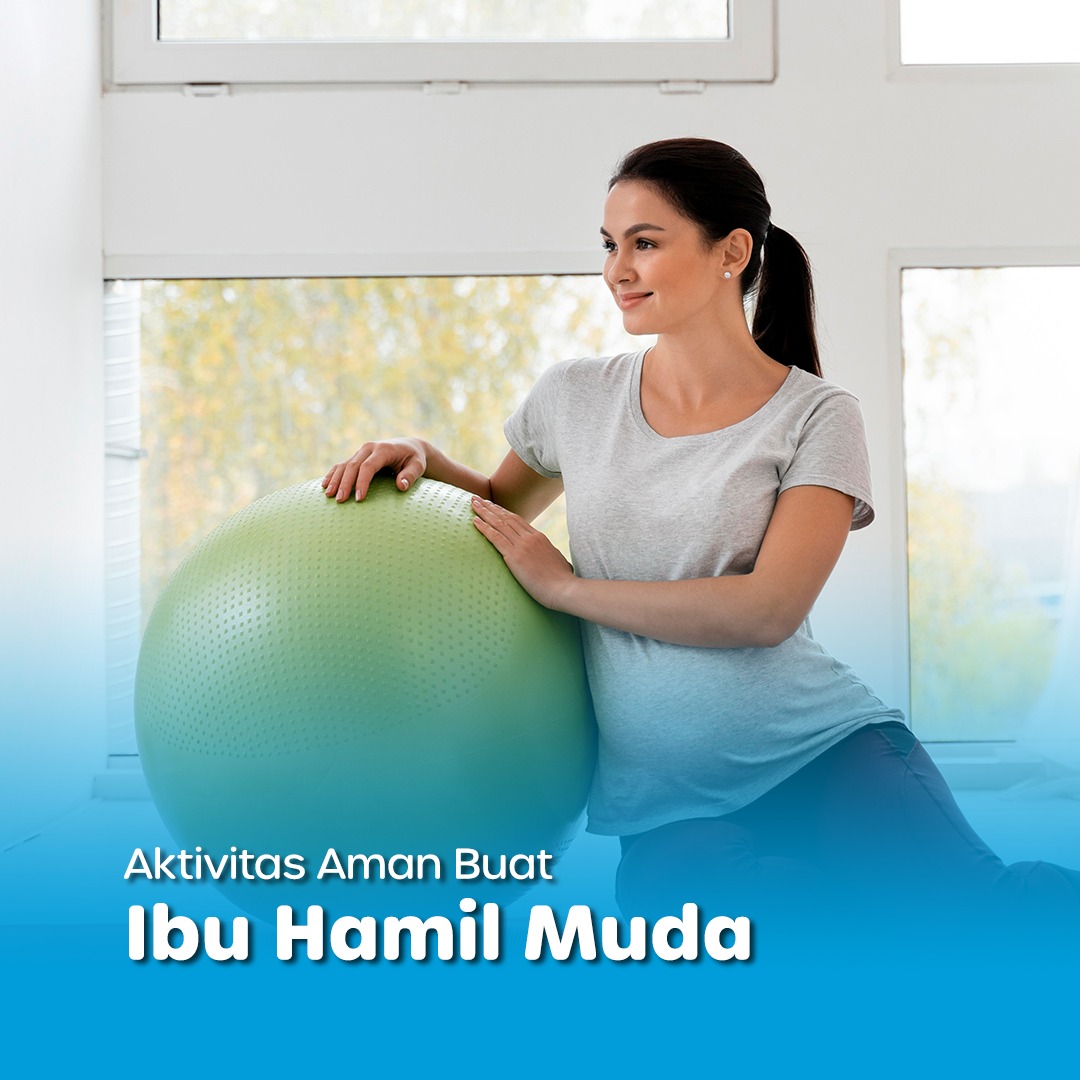 Ibu hamil muda melakukan olahraga ringan dengan gym ball di dalam ruangan—ilustrasi aktivitas aman buat ibu hamil muda