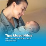 Ibu tersenyum penuh kasih menatap bayi yang sedang tidur dengan teks “Tips Masa Nifas agar Pemulihan Lebih Cepat dan Optimal”.