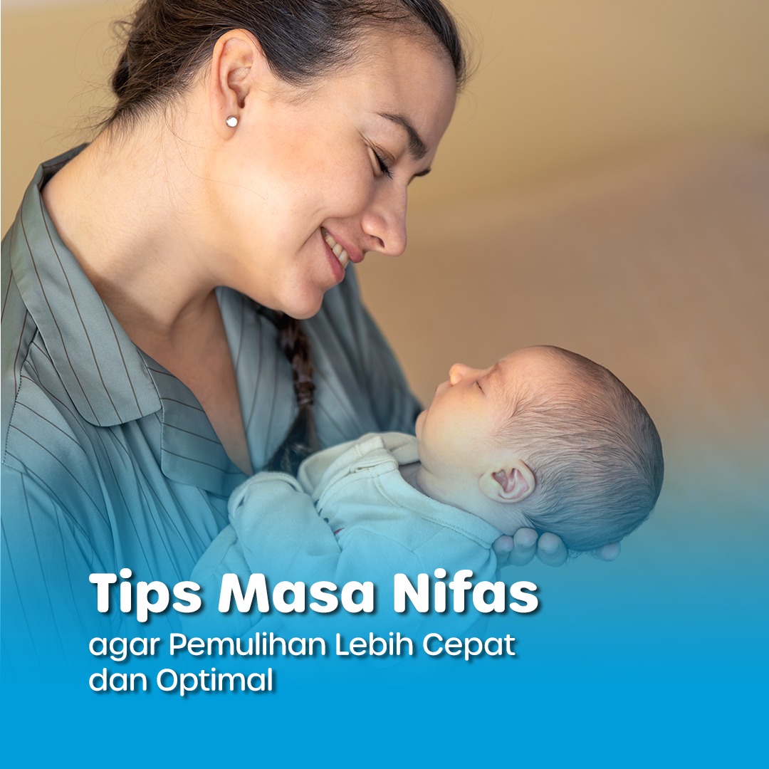 Ibu tersenyum penuh kasih menatap bayi yang sedang tidur dengan teks “Tips Masa Nifas agar Pemulihan Lebih Cepat dan Optimal”.