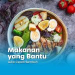 Semangkuk salad bergizi berisi ayam panggang, telur rebus, brokoli, tomat ceri, kembang kol, lemon, dan buah-buahan segar — makanan yang bantu luka cepat sembuh.