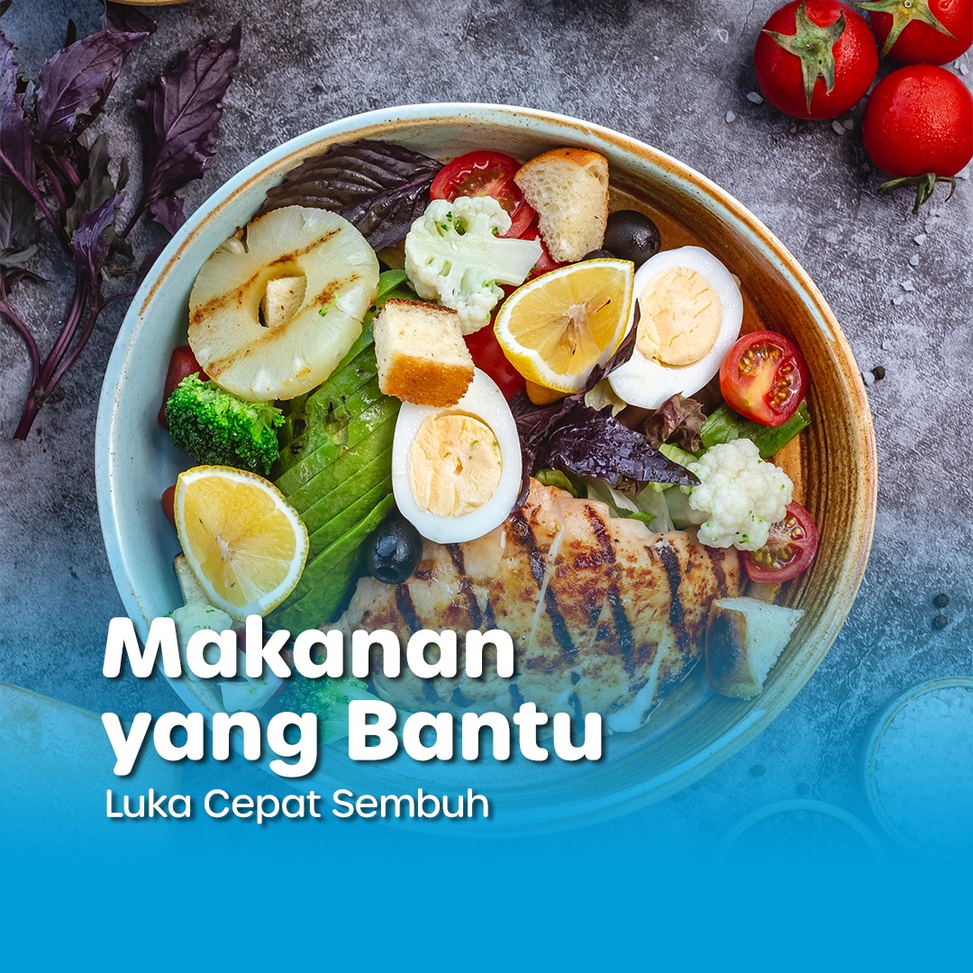 Semangkuk salad bergizi berisi ayam panggang, telur rebus, brokoli, tomat ceri, kembang kol, lemon, dan buah-buahan segar — makanan yang bantu luka cepat sembuh.