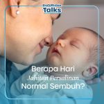 Ibu mencium bayinya dan terdapat tulisan Berapa Hari Jahitan Persalinan Normal Sembuh"